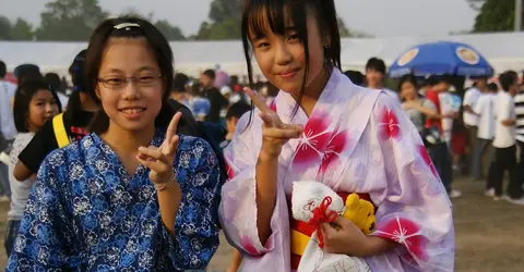 Enfants portant un jinbei et un yukata