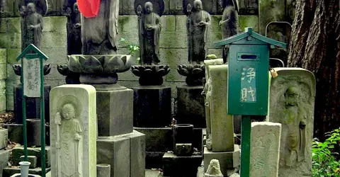 El Jomyo-in de Tokio tiene más de ocheita y cuatro mil estatuillas de Jizo, el dios de los peregrinos y de los niños.