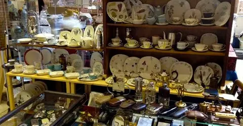 Los últimos jueves y viernes del mes, la planta baja del Roi Building se transforma en una feria de antigüedades. Los últimos jueves y viernes del mes, la planta baja del Roi Building se transforma en una feria de antigüedades.