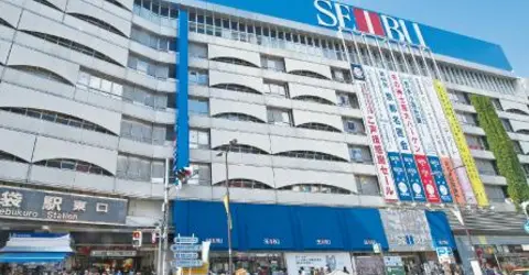 Seibu es una de las tiendas por departamento que le da vida al barrio.