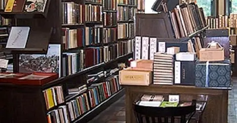 Parmi les trésors de la librairie Isseido à Kanda, se trouvent de rares guides de voyage du début du XXe.