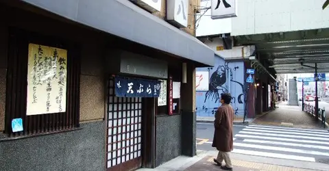 El Tempura Tenkamehachi es discreto y clásico. Encaja perfectamente en el urbanismo de Sumida. El Tempura Tenkamehachi es discreto y clásico. Encaja perfectamente en el urbanismo de Sumida.