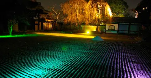 I LED illuminano di mille colori gli edifici del quartiere d'Higashiyama à Kyoto.