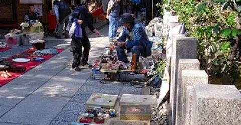 Vendedores en el mercado de las pulgas del santuario Ohatsu Tenjin.