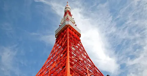 Avec son rouge éclatant et son allure de tour Eiffel, la tour de Tokyo est l'un des symboles de la capitale nippone