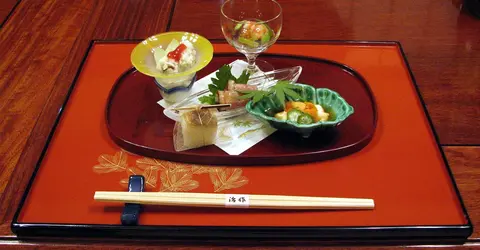 La kaiseki ryôri est l'une des cuisines gastronomiques du Japon La kaiseki ryôri est l'une des cuisines gastronomiques du Japon