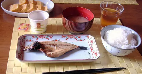 Une table de petit déjeuner