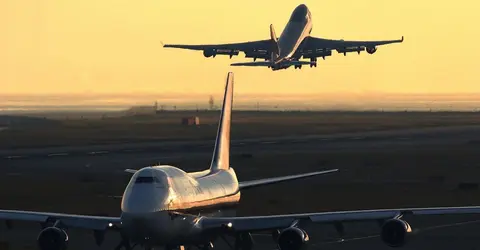 Des avions se croisent à l'aéroport du Kansai Des avions se croisent à l'aéroport du Kansai