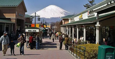 Une allée du Gotemba Premium Outlets. Une allée du Gotemba Premium Outlets.