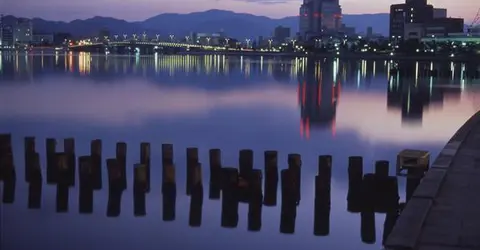 Les reflets de Matsue sur le lac Shinji Les reflets de Matsue sur le lac Shinji