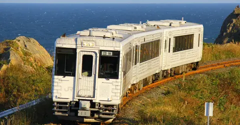 Le train touristique Tohoku Emotion, sur la côte Nord-Est du Japon Le train touristique Tohoku Emotion, sur la côte Nord-Est du Japon
