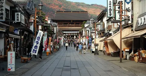 Le temple Zenko-ji de Nagano et la rue Nakamise. Le temple Zenko-ji de Nagano et la rue Nakamise.