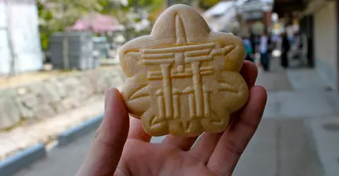 Un Miyajima manjû, spécialité de l'île de Miyajima, près d'Hiroshima Un Miyajima manjû, spécialité de l'île de Miyajima, près d'Hiroshima