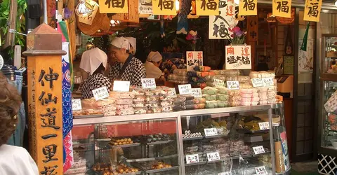 Cette pâtisserie du quartier de Sugamo vend des shio daifuku (bouchée de pâte de riz fourrée aux haricots salés) Cette pâtisserie du quartier de Sugamo vend des shio daifuku (bouchée de pâte de riz fourrée aux haricots salés)
