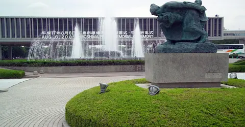 Entrée du musée du Mémorial de la Paix à Hiroshima Entrée du musée du Mémorial de la Paix à Hiroshima