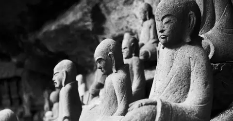 Les 1553 statues de bouddha vous accompagnent lors de votre excursion au mont Nokogiri Les 1553 statues de bouddha vous accompagnent lors de votre excursion au mont Nokogiri