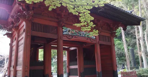 Niten-mon, l'imposante porte de bois rouge à l'entrée du Myohon-ji Niten-mon, l'imposante porte de bois rouge à l'entrée du Myohon-ji