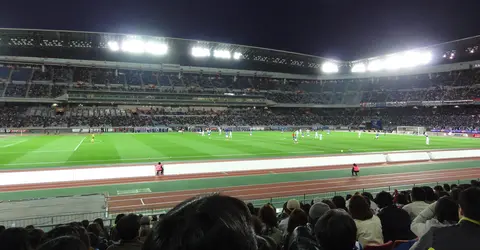 Un match de football au stade Nissan de Yokohama, vu du premier étage des tribunes Un match de football au stade Nissan de Yokohama, vu du premier étage des tribunes