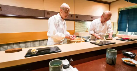 Jiro Ono y su hijo Yoshikazu. Jiro Ono y su hijo Yoshikazu.