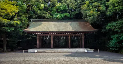 En plein cœur de la capitale, le sanctuaire Meiji-jingu semble loin du centre ville. En plein cœur de la capitale, le sanctuaire Meiji-jingu semble loin du centre ville.