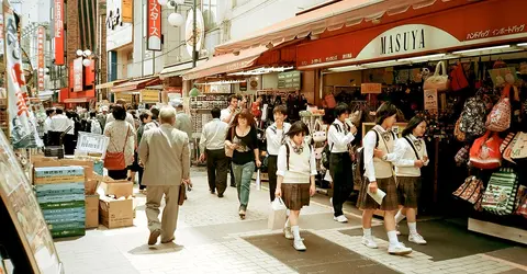 Pasea por las pequeñas calles de Ameya Yokochō, cerca de la estación de Ueno