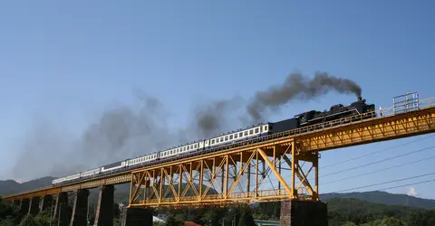 Le train à vapeur SL Banetsu Monogatari, traversant la rivière Ichinotogawa Le train à vapeur SL Banetsu Monogatari, traversant la rivière Ichinotogawa