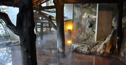 Bain extérieur (rotenburo) à Kurokawa onsen (Kumamoto) Bain extérieur (rotenburo) à Kurokawa onsen (Kumamoto)