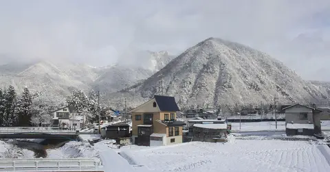 Le village de Yuzawa que dépeint Kawabata dans son roman Pays de neige Le village de Yuzawa que dépeint Kawabata dans son roman Pays de neige