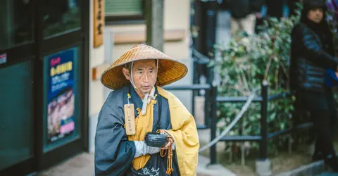 Homme dans les rues de Kyoto