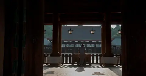 Un visiteur prie au sanctuaire Kashihara jingu Un visiteur prie au sanctuaire Kashihara jingu