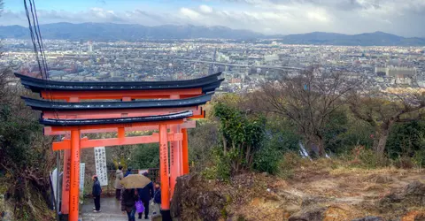 Découverte sportive du sanctuaire Fushimi Inari à Kyoto Découverte sportive du sanctuaire Fushimi Inari à Kyoto