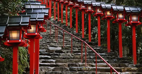 Chemin menant au temple de Kibune, près de Kyoto Chemin menant au temple de Kibune, près de Kyoto