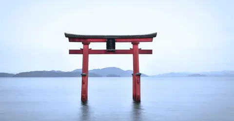 Torii dans le lac Biwa, près de Takashima dans la préfecture de Shiga Torii dans le lac Biwa, près de Takashima dans la préfecture de Shiga