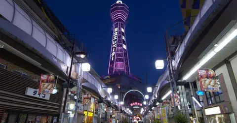 La tour Tsutenkaku dans le quartier de Shinsekai à Osaka La tour Tsutenkaku dans le quartier de Shinsekai à Osaka