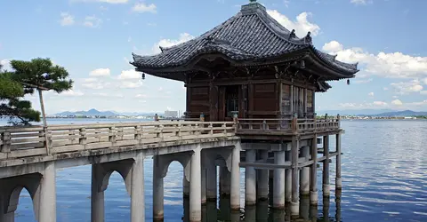 Le Mangetsu-ji Ukimido, près du lac Biwa Le Mangetsu-ji Ukimido, près du lac Biwa
