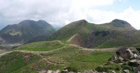 Les monts Naka et Mimata dans les Kuju, préfecture d'Oita. Les monts Naka et Mimata dans les Kuju, préfecture d'Oita.