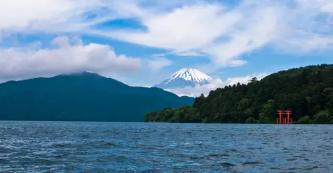 Torii rouge sur le lac Ashi avec le mont Fuji en fond. Torii rouge sur le lac Ashi avec le mont Fuji en fond.