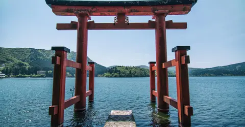 Le torii rouge du temple Hakone-jinja, dans le lac Ashi. Le torii rouge du temple Hakone-jinja, dans le lac Ashi.