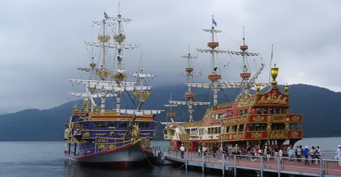 Les navires des croisières sur le lac Ashi Les navires des croisières sur le lac Ashi
