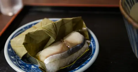 Kakinoha-zushi : le sushi enveloppé d'une feuille de kaki Kakinoha-zushi : le sushi enveloppé d'une feuille de kaki