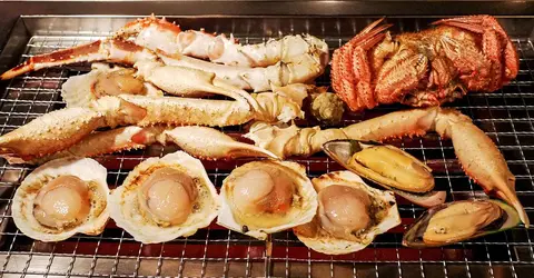 Buffet de crabes et autres fruits de mer dans un restaurant du quartier de Susukino à Sapporo (Hokkaidô) Buffet de crabes et autres fruits de mer dans un restaurant du quartier de Susukino à Sapporo (Hokkaidô)