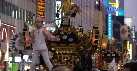 Enfant sur un mikoshi (autel portatif) lors du festival de Susukino à Sapporo (Hokkaido), qui a lieu tous les ans en août.