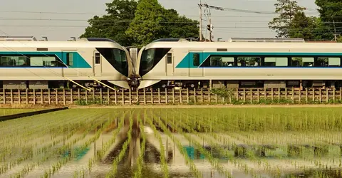 Un train Tôbu 500 'Revaty' à Minami-Kuruhashi Un train Tôbu 500 'Revaty' à Minami-Kuruhashi