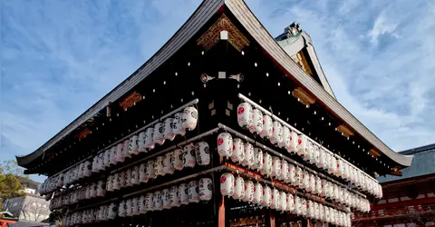 Dans l'enceinte du temple Yasaka jinja à Kyoto Dans l'enceinte du temple Yasaka jinja à Kyoto