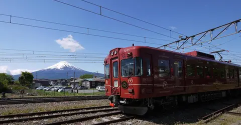 Train de la ligne Fujikyu Railways, près du mont Fuji Train de la ligne Fujikyu Railways, près du mont Fuji