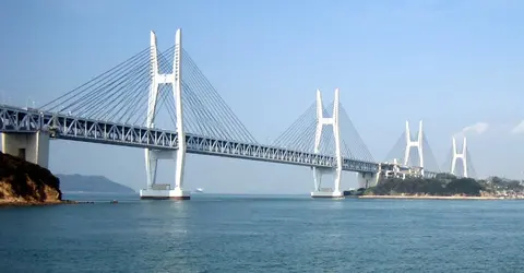 Ponts d'Iwagurojima (gauche) et d'Hitsuishijima (droite), au dessus de la mer de Seto. Ponts d'Iwagurojima (gauche) et d'Hitsuishijima (droite), au dessus de la mer de Seto.