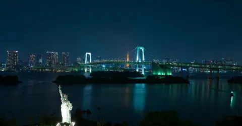 Le rainbow bridge dans la baie de Tokyo, vu depuis Odaiba Le rainbow bridge dans la baie de Tokyo, vu depuis Odaiba