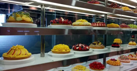 Tarte aux fruits d'une pâtisserie de la gare de Kyoto Tarte aux fruits d'une pâtisserie de la gare de Kyoto