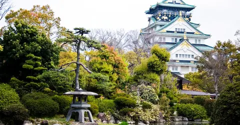 Le château d'Osaka vu d'un petit jardin à proximité