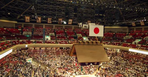 Le stade de Ryôgoku durant le tournoi Le stade de Ryôgoku durant le tournoi